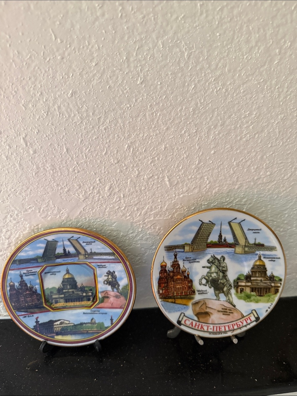 SET-2Souvenir Decorative Wall Plate - White with Views  of St. Petersburg